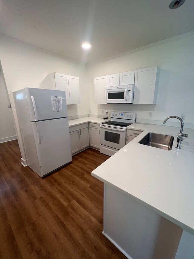 Foto del edificio - 5bd/2ba Located Near Campus and Broadway!