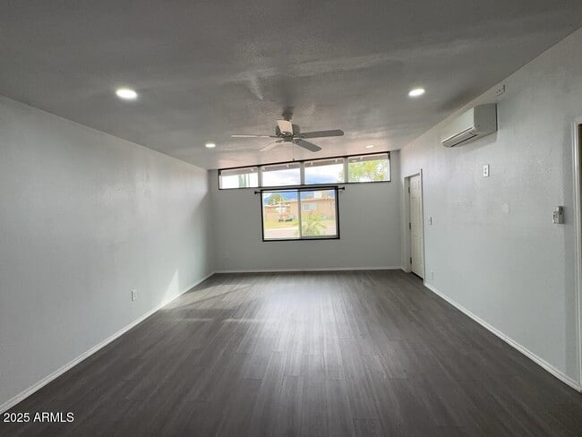 Building Photo - 301 W Brown Dr