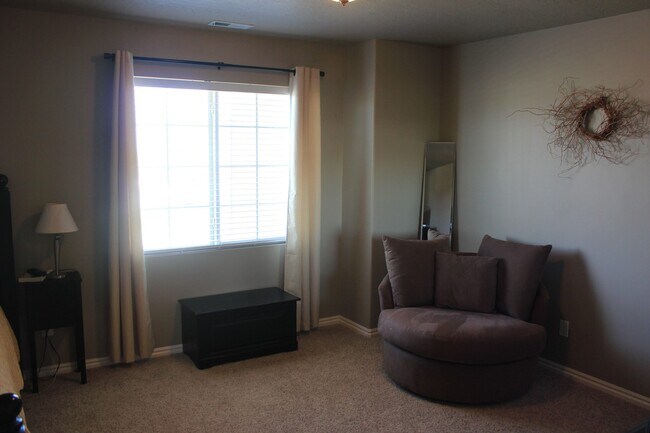 Foto del edificio - Spacious 3 Bedroom In Stansbury Park- Show...