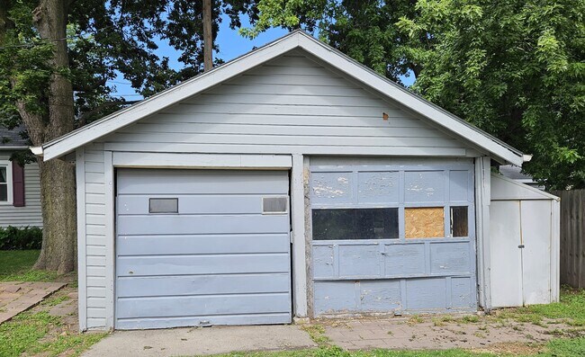 Building Photo - 618 W Military Ave