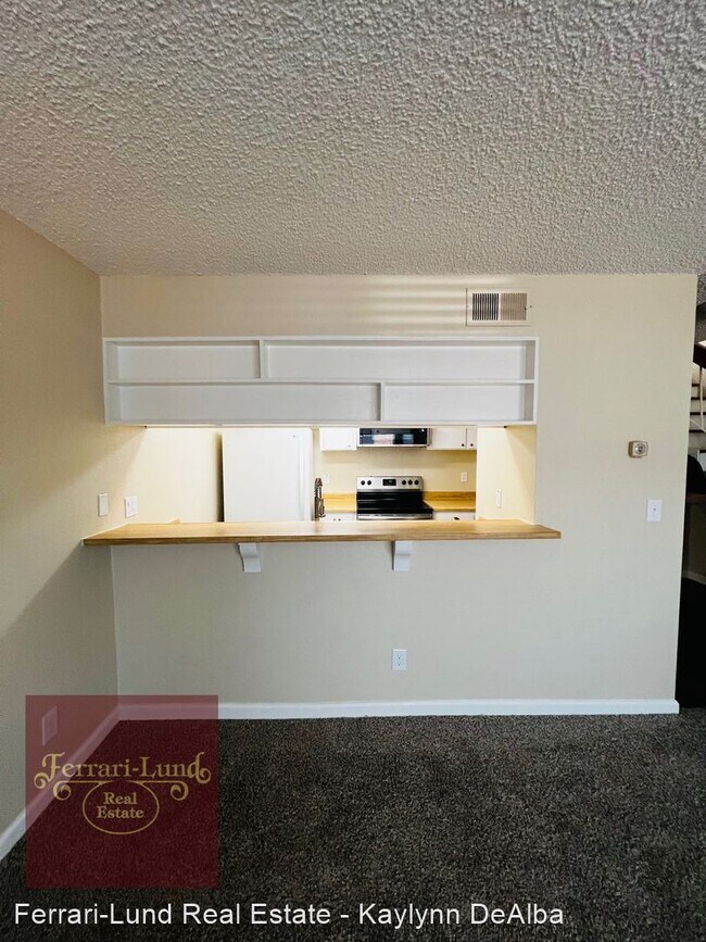 Building Photo - 2 br, 1.5 bath House - One Time 1540 Steve...