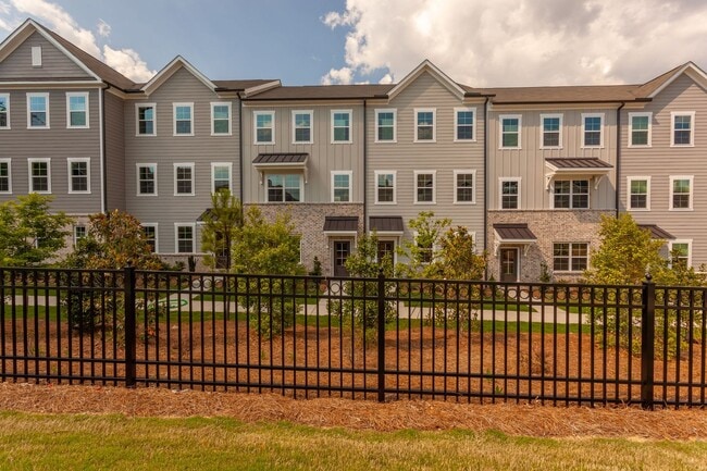 Building Photo - BEAUTIFUL TOWNHOME WITH COMMUNITY POOL- $1000 OFF FIRST MONTH'S RENT WITH FEBRUARY 2026 MOVE-IN