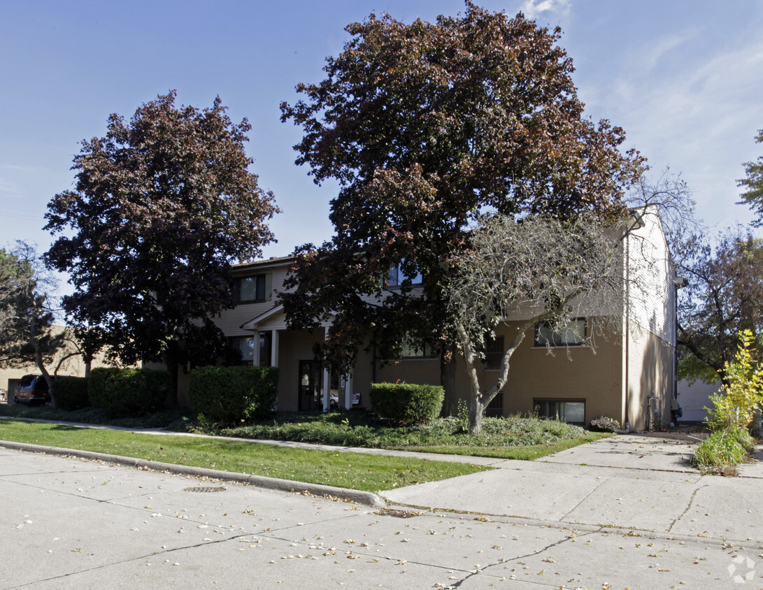 Primary Photo - 3300 Kenmore Rd