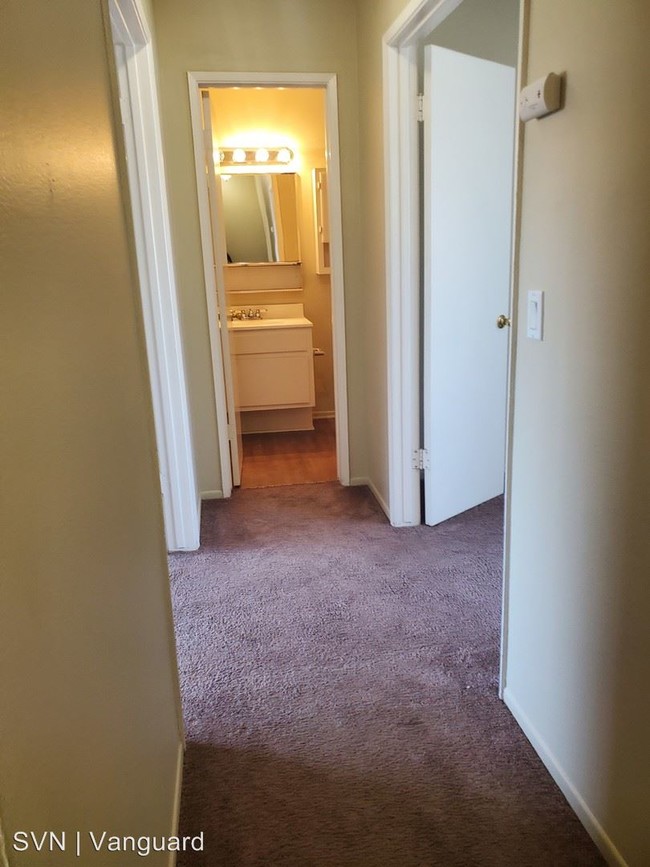 Building Photo - 121 Greentree Ln
