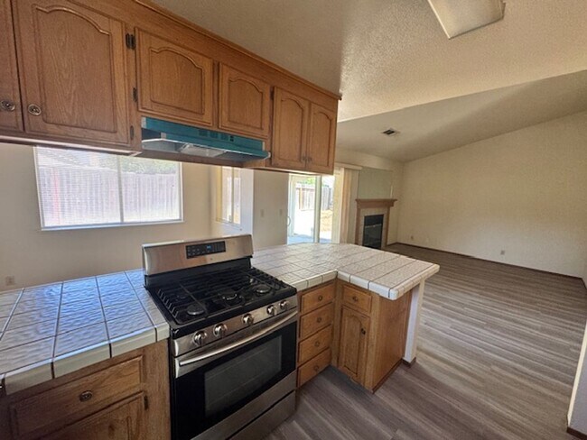 Foto del edificio - North Hilltop Home with 2 Car Garage