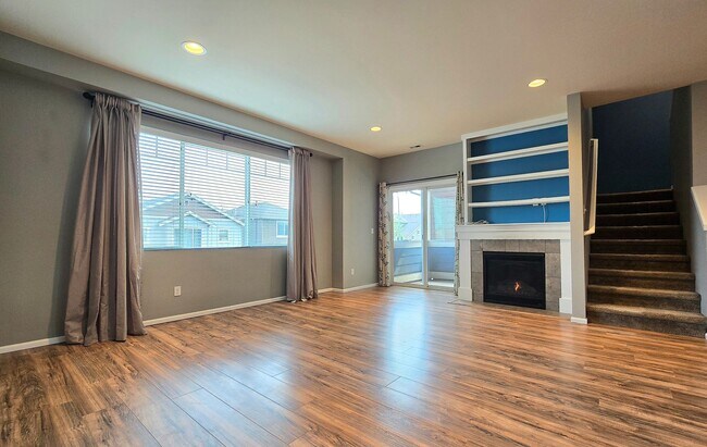 Foto del edificio - 4 Bedroom Home with Lake Views Available Now!