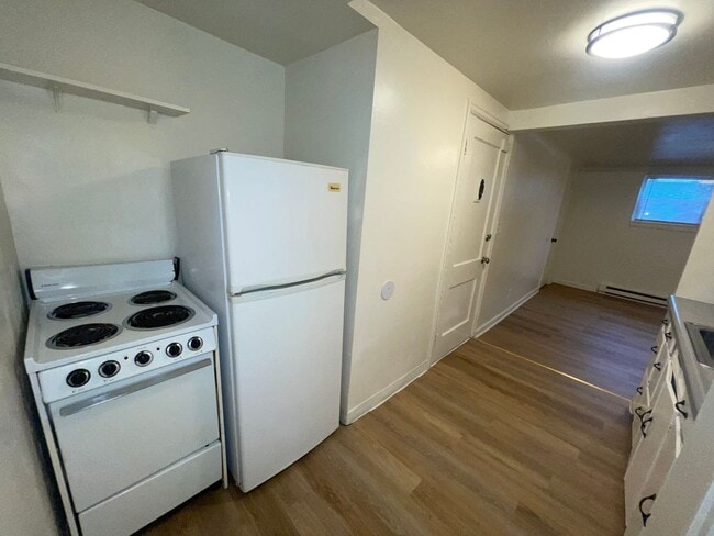 Building Photo - LOWER SOUTH HILL ONE BED NEAR HUCKLEBERRY'...