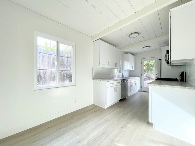 Building Photo - Completely Remodeled - 2 Blocks to the Beach!