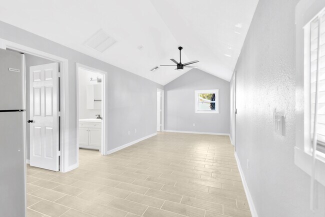 Foto del edificio - 551 1/2 Wildwood Way Ave