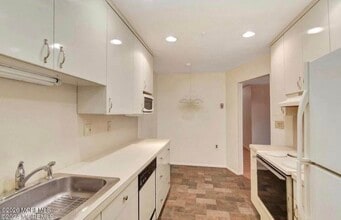 Building Photo - 10 Pine Cluster Cir