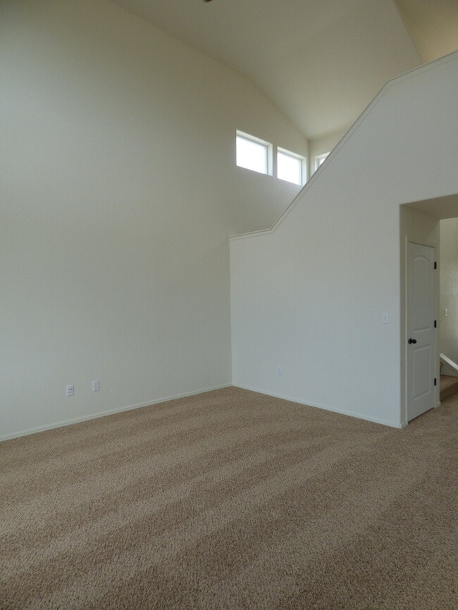 Building Photo - Spacious and Beautiful 3 Bed, 2.5 Bath Hom...