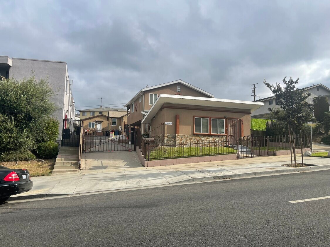 Foto principal - 918 Centinela Ave