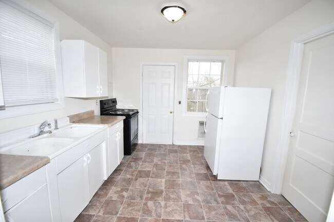 Building Photo - 3 Bedroom Home For Rent Near APSU!