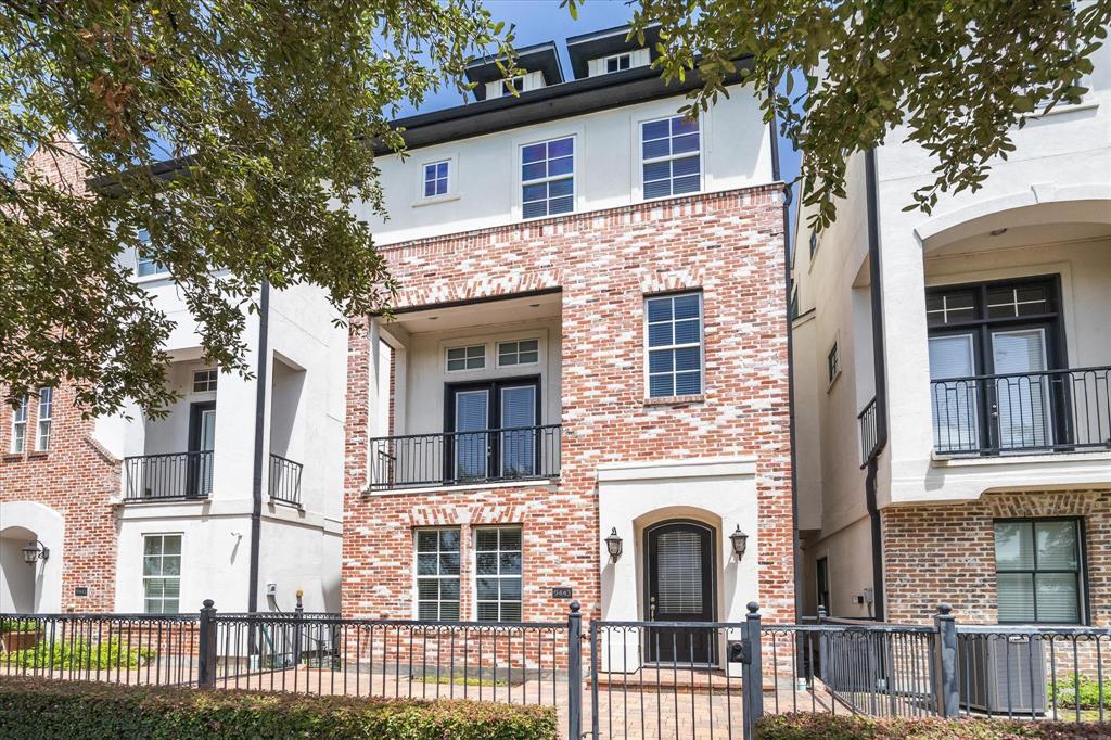 Primary Photo - 9443 Fannin St