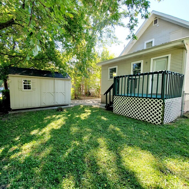 Foto del edificio - 327 Leslie St