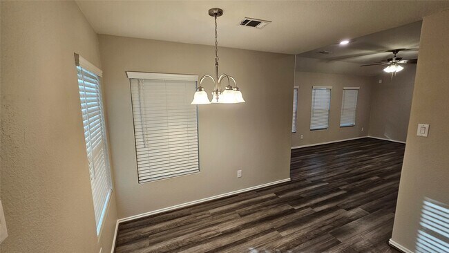 Foto del edificio - 8131 Blooming Meadow Ln