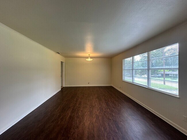 Foto del edificio - 2725 Tanglewood Dr