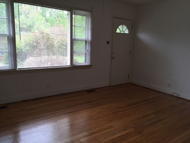 Foto del edificio - One Level House off Old Forest Road