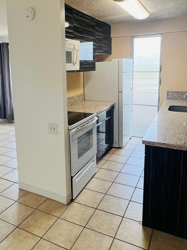 Building Photo - Beautifully Updated 1BR Condo Minutes from Waikiki/Ala Moana