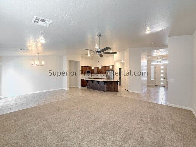 Foto del edificio - 4 bed, 2 bath home w/2car garage