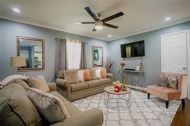 Foto del edificio - Room in House on Browns Mill Rd SE