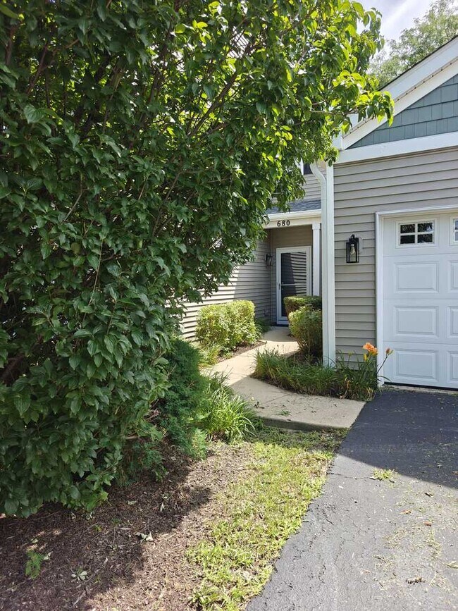 Foto del edificio - 680 Meadowridge Dr