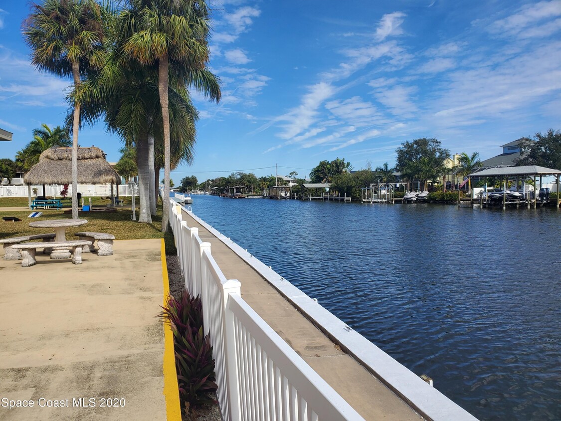 Foto principal - 250 N Banana River Dr