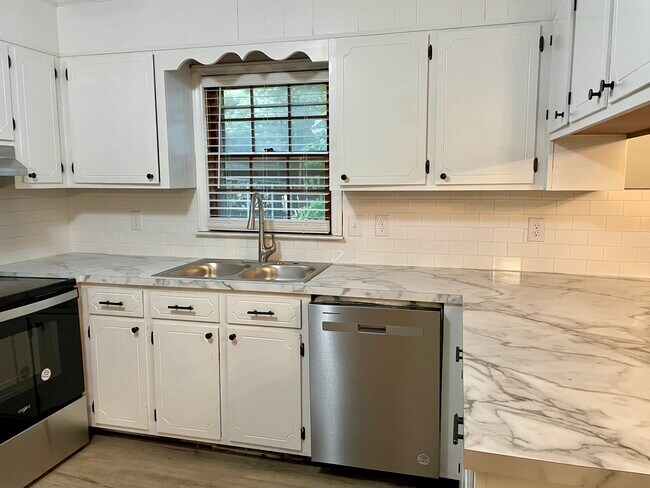 Building Photo - 301 Greenbriar Dr