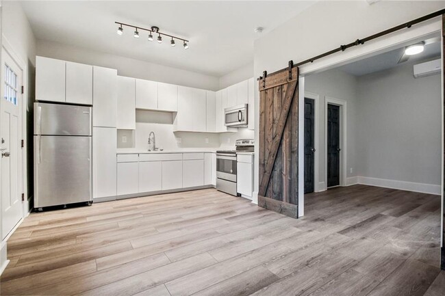Foto del edificio - 940 St Charles Ave NE