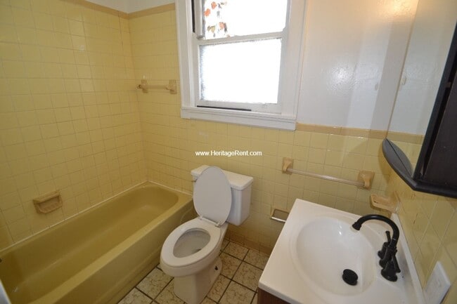 Building Photo - 2 bed 1 bath in Bond Hill