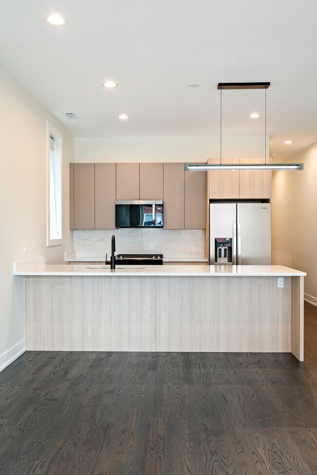 Building Photo - 412 E 50th Pl