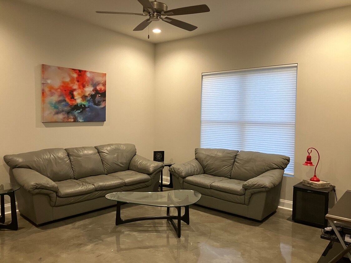 Foto principal - 121 Gadwall Dr