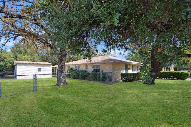 Building Photo - 104 E 14th Ave