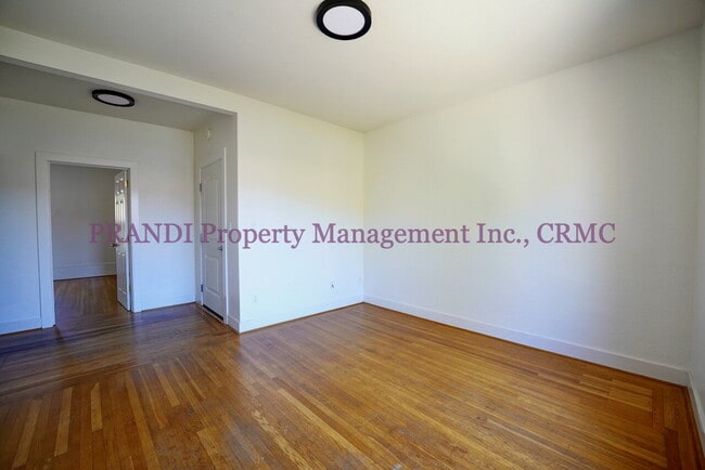 Building Photo - Great Location in This Top Floor Unit in a...