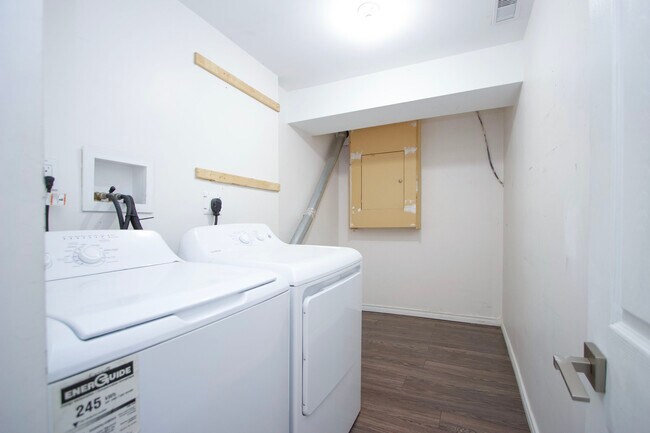 Photo du bâtiment - Spotless 3-Bedroom Legal Basement Apartment For Rent in Oshawa