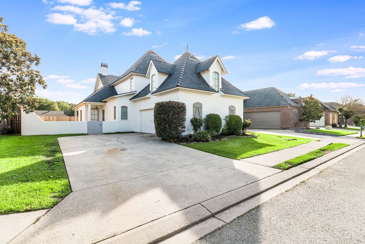 Primary Photo - Beautifully Renovated 4-Bedroom Home in St...