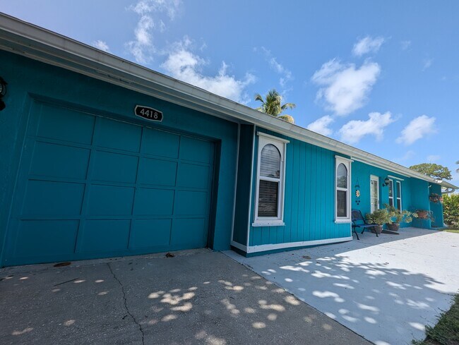 Foto del edificio - 4418 Parrot Ave