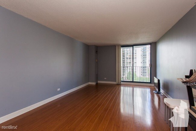 Building Photo - 1250 N La Salle Dr