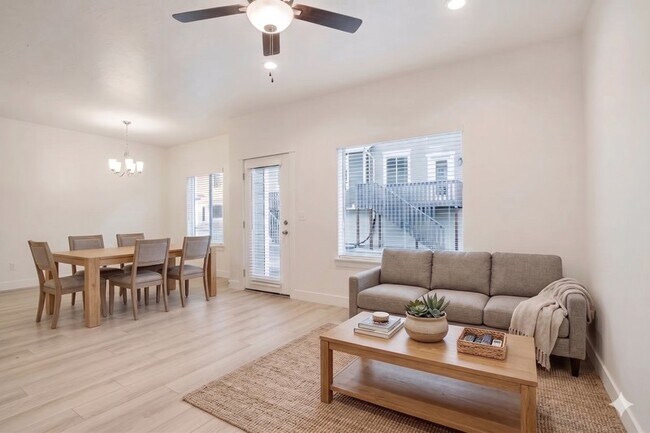 Foto del edificio - 7243 N Silver Spring Way