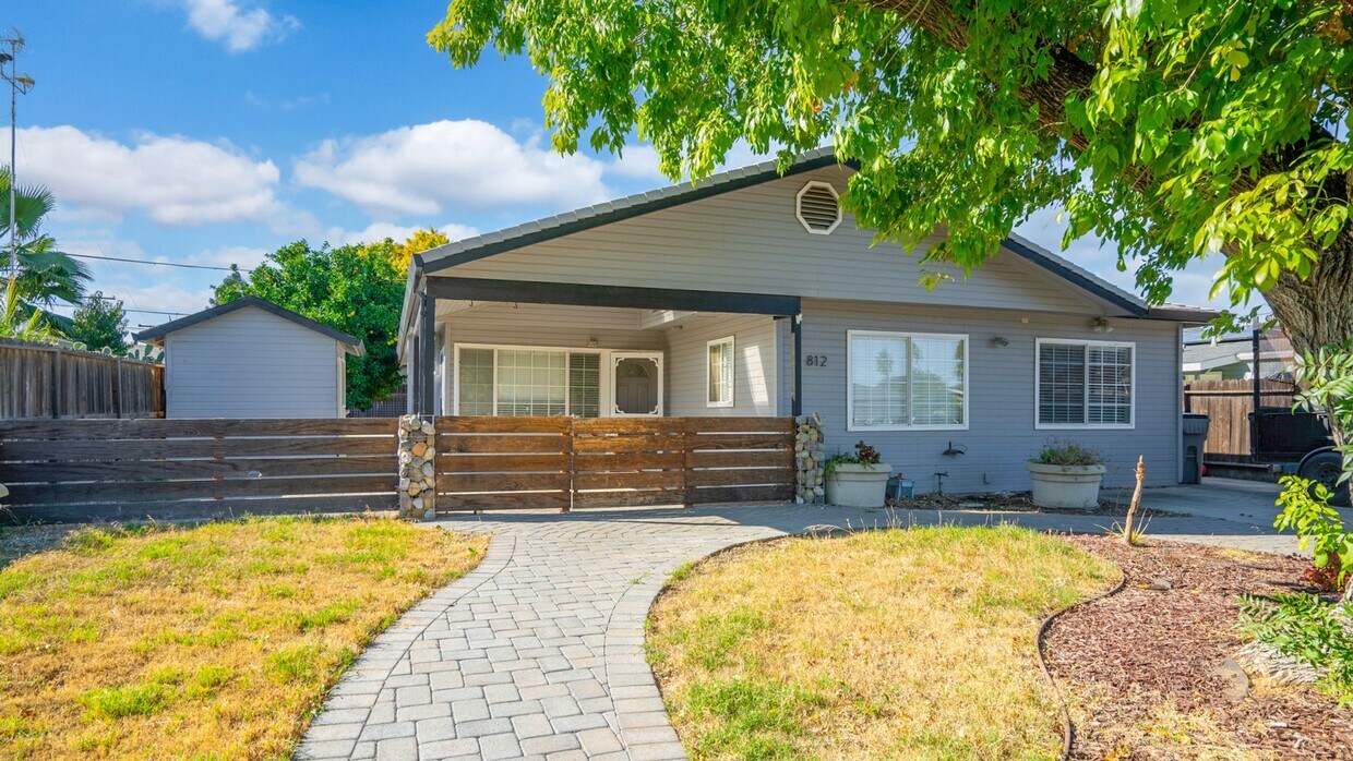 Foto principal - 3 Bedroom home in Winters