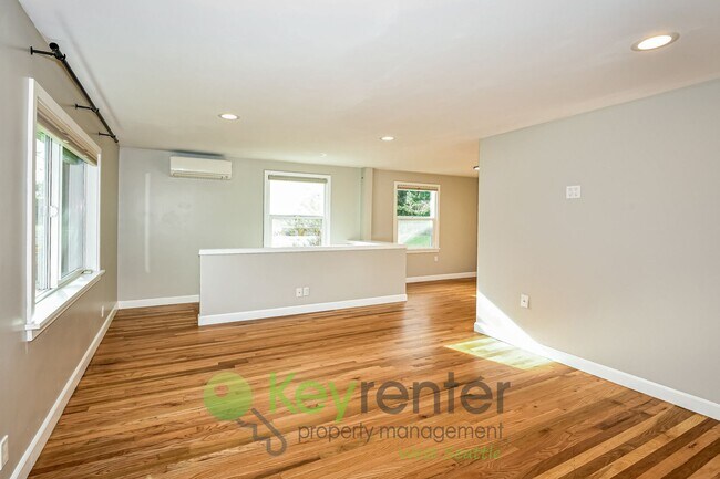 Foto del edificio - Modern Seattle Living with Deck, Yard, and Beautiful Views