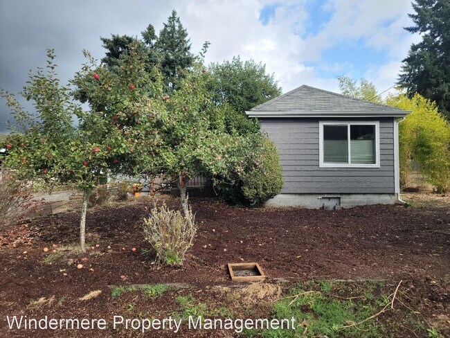 Building Photo - 3 br, 1.5 bath House - 2514 Barnett Street