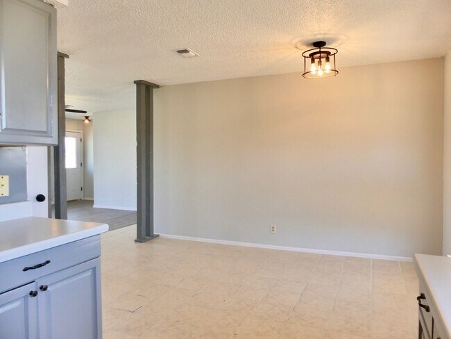 Building Photo - 4425 Leddy Dr