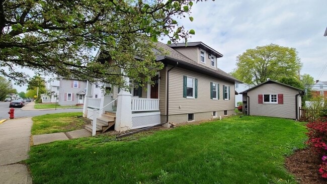 Building Photo - 616 Elm St