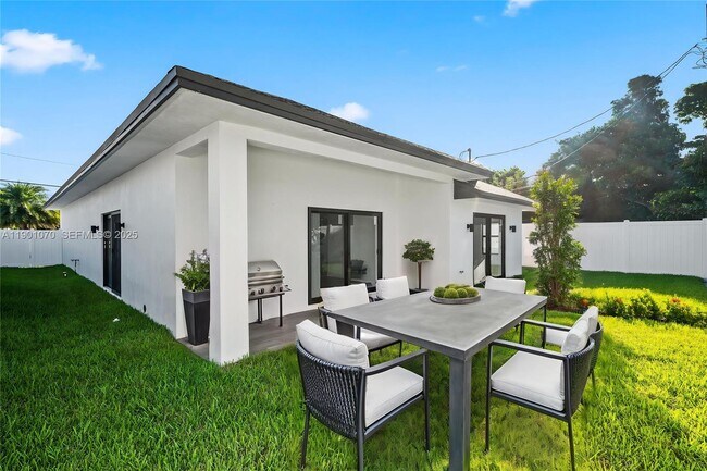 Photo - 1041 W Lakewood Rd House