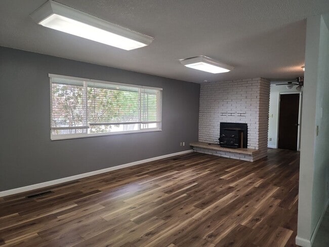 Foto del edificio - 3210 N Bulldog Rd