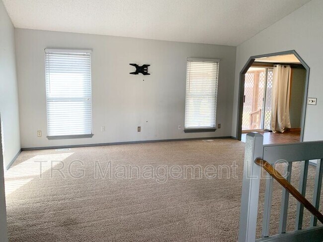 Building Photo - 425 E Pecan Ln
