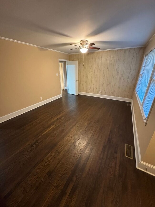 Building Photo - 1042 Westover Cir
