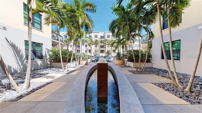 Entrada - 400 4th Ave S