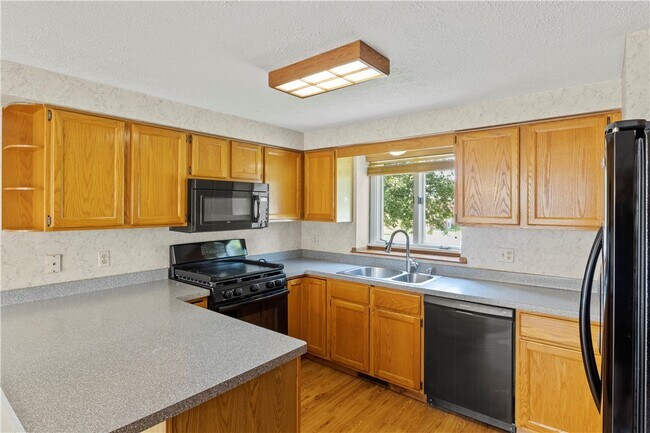 Foto del edificio - 245 Deerhurst Ln